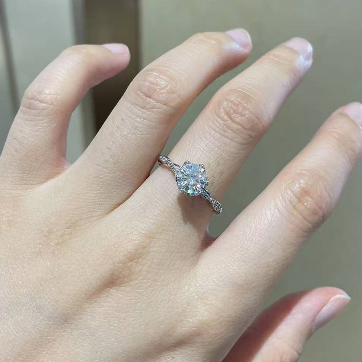 Single Head Women's Ring S925 Silver Plated Platinum Customized Selection Main Stone Moissanite Diamond 1.0ct/Secondary Stone High Carbon Diamond